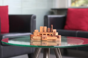 Image depicts the using of the puzzle Bateau as a rustic centerpiece decoration on a glass table.